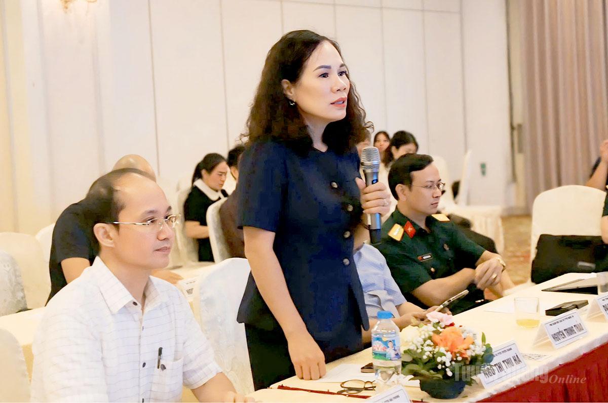 Đồng chí Phó Giám đốc Báo và phát thanh, truyền hình Tuyên Quang Ngô Thị Thu Hà phát biểu thảo luận tại toạ đàm