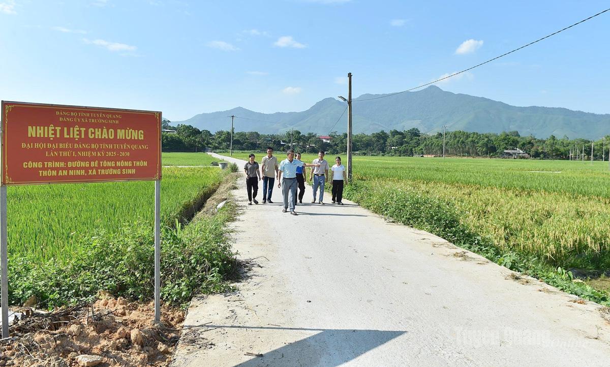 Đảng viên thôn An Ninh, xã Trường Sinh kiểm tra hạ tầng giao thông, thủy lợi trên địa bàn.