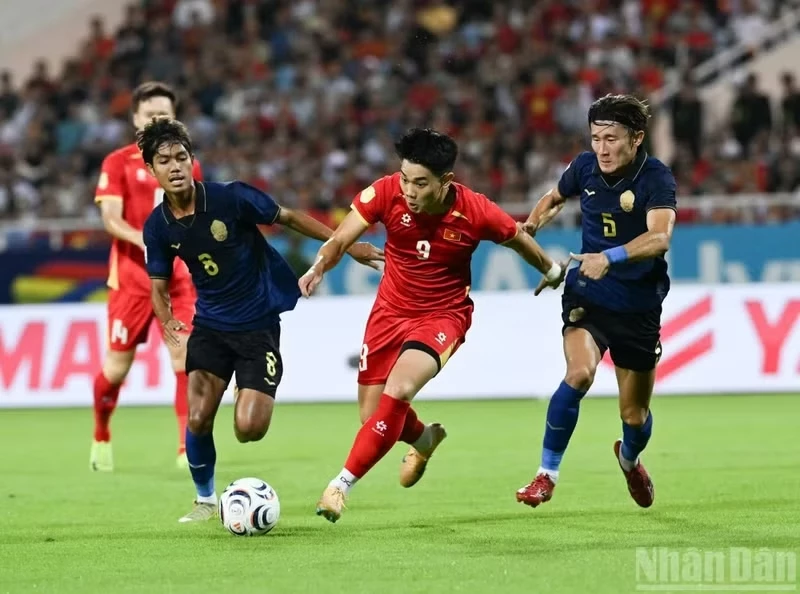Striker Nguyen Dinh Bac (No. 9) dribbles the ball and opens the scoring for Viet Nam in the 18th minute at the match against Cambodia at My Dinh Stadium on August 7. (Photo: NDO)