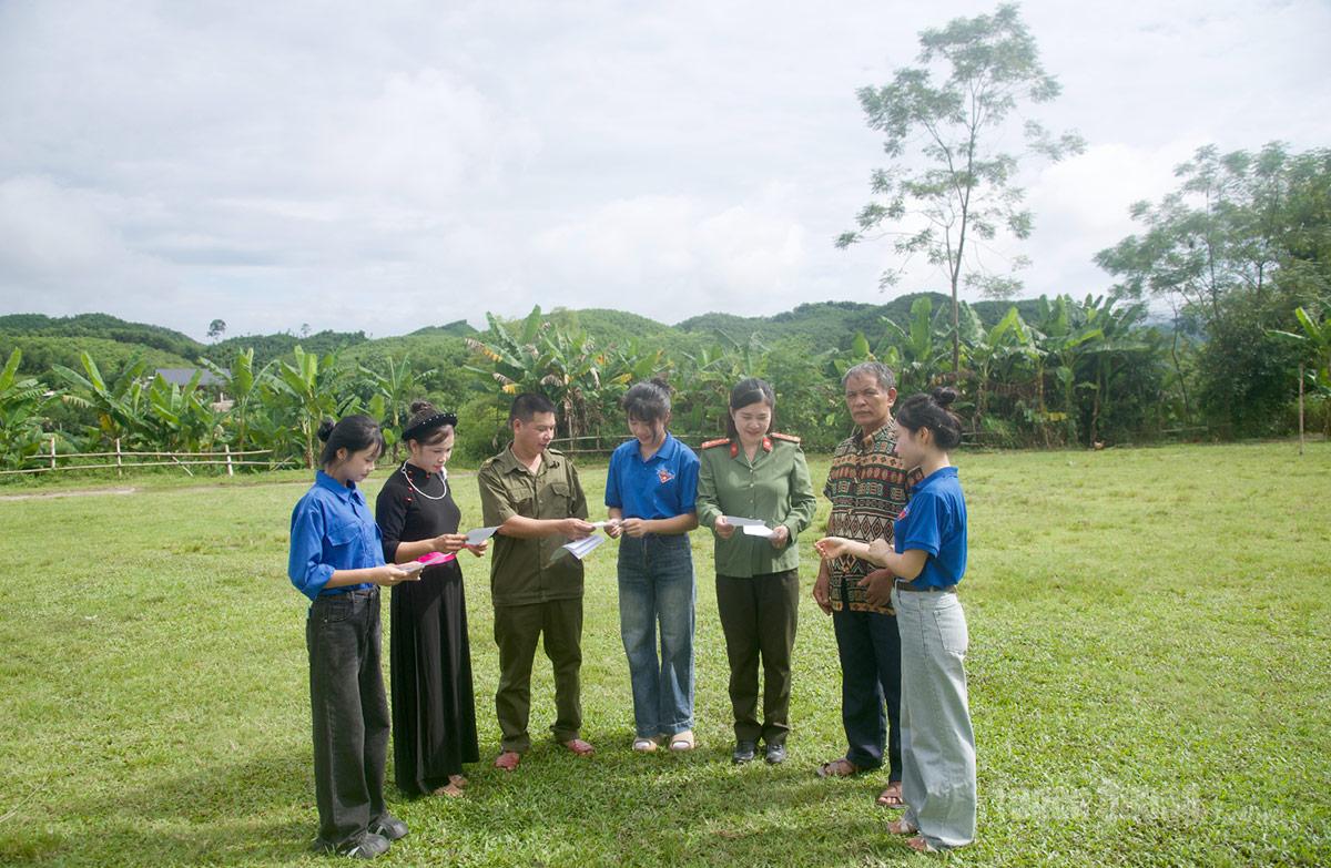 Công an xã Tân An tuyên truyền phòng, chống ma túy và các tệ nạn xã hội.