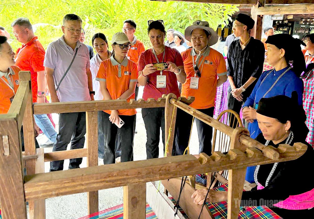 Đoàn chuyên gia tái thẩm định Công viên địa chất toàn cầu UNESCO Cao nguyên đá Đồng Văn trải nghiệm những giá trị văn hóa đặc sắc của đồng bào các dân tộc trên Cao nguyên đá.
