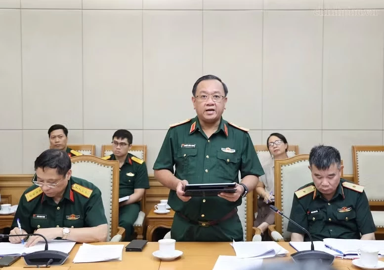 Maj. Gen. Nguyen Thanh Trung, Political Commissar of the Ho Chi Minh City High Command, speaks at the meeting. (Photo: chinhphu.vn)