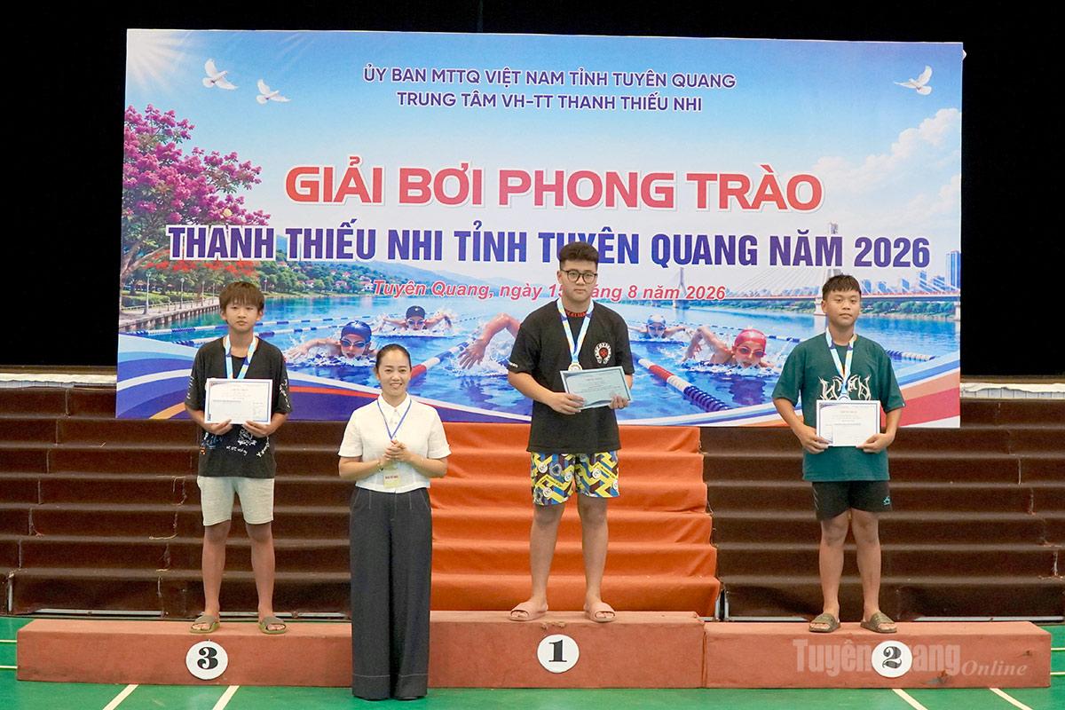 Ban Tổ chức trao huy chương và giấy chứng nhận cho các vận động viên đạt thành tích tại giải đấu.