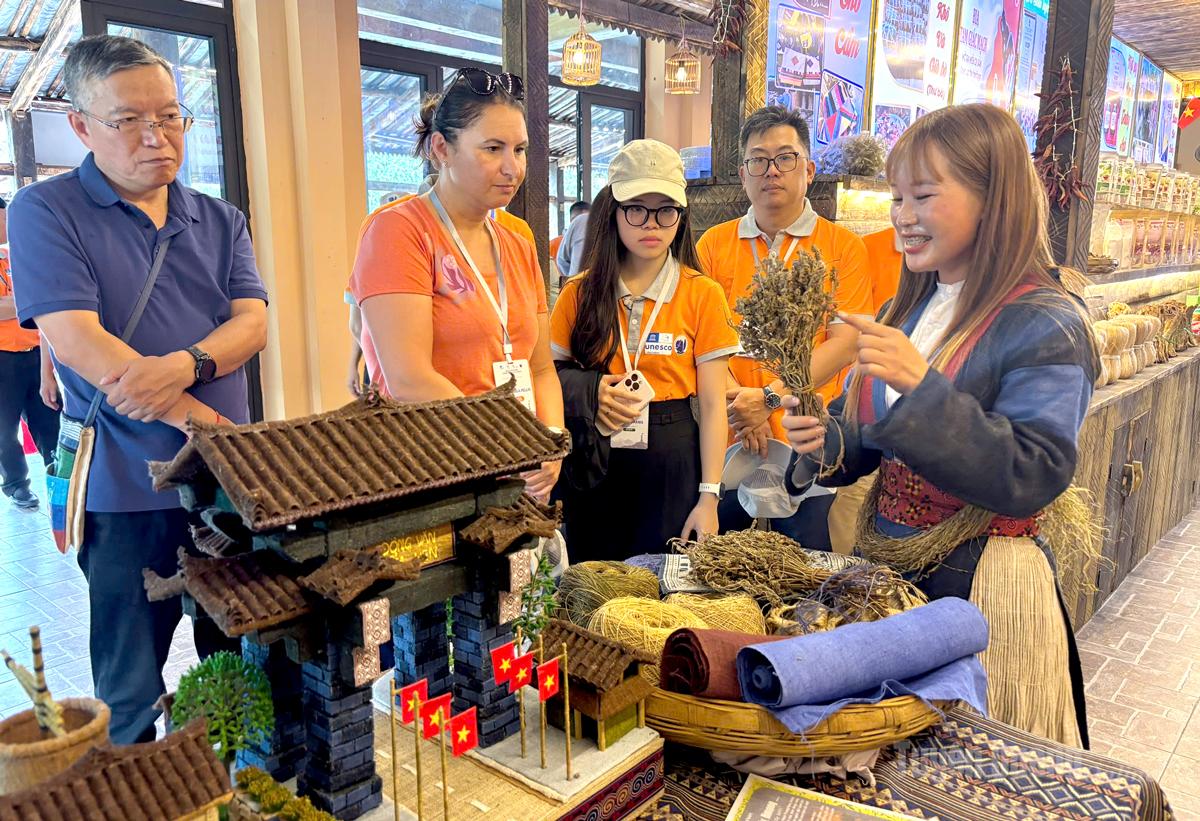 Đoàn chuyên gia tái thẩm định Công viên địa chất toàn cầu UNESCO Cao nguyên đá Đồng Văn tìm hiểu, trải nghiệm các sản phẩm văn hóa truyền thống của đồng bào dân tộc tại địa phương.