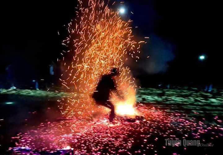 Lễ hội nhảy lửa của người Dao đỏ là sản phẩm du lịch hấp dẫn ở Nậm Hồng.