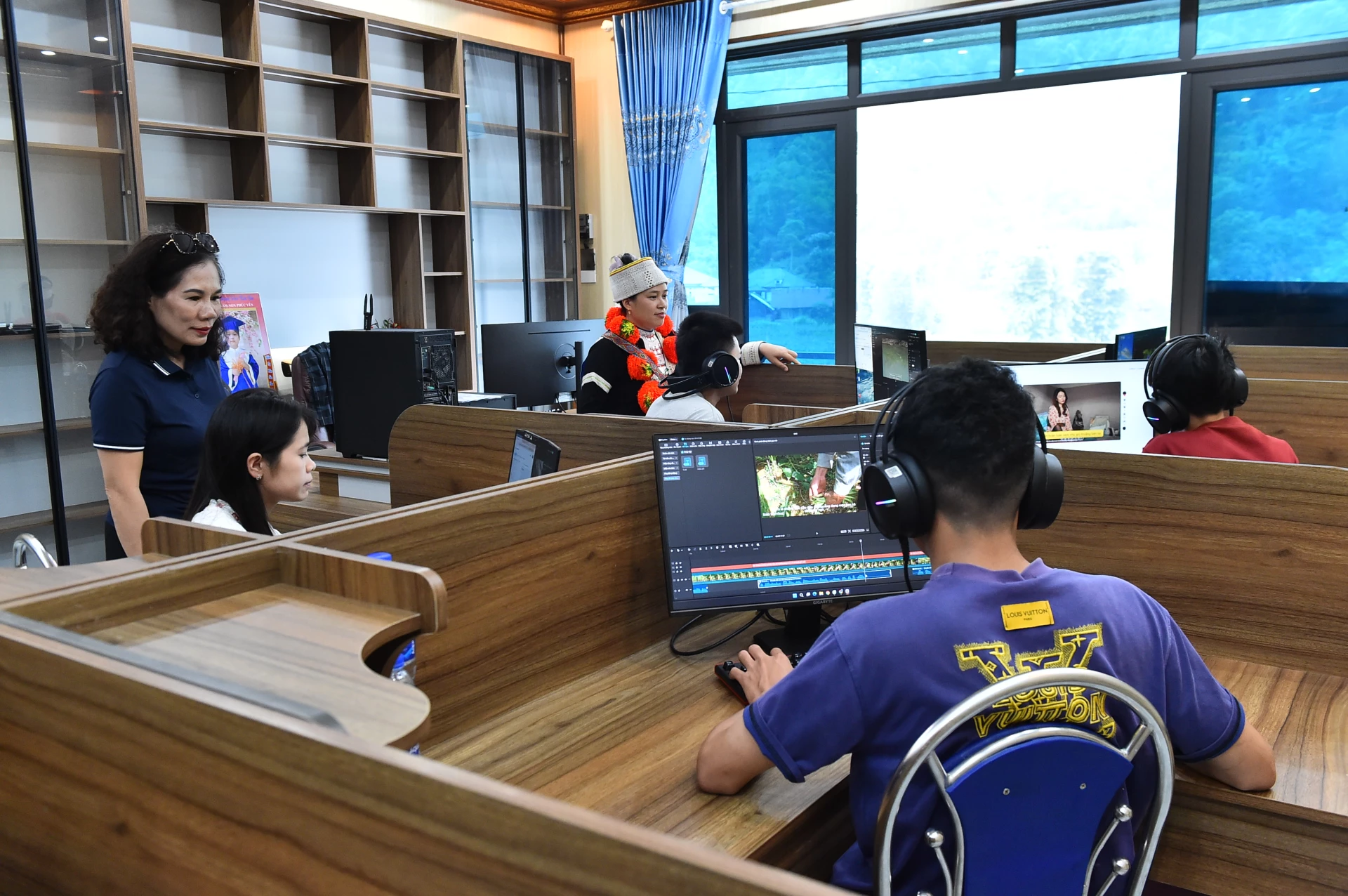 Trung tâm Edit video của gia đình chị Lý Thị Ca