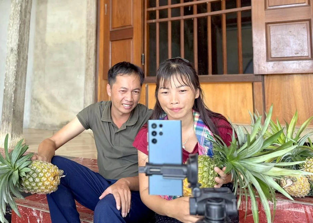 Mai and his wife livestreaming to sell pineapples.