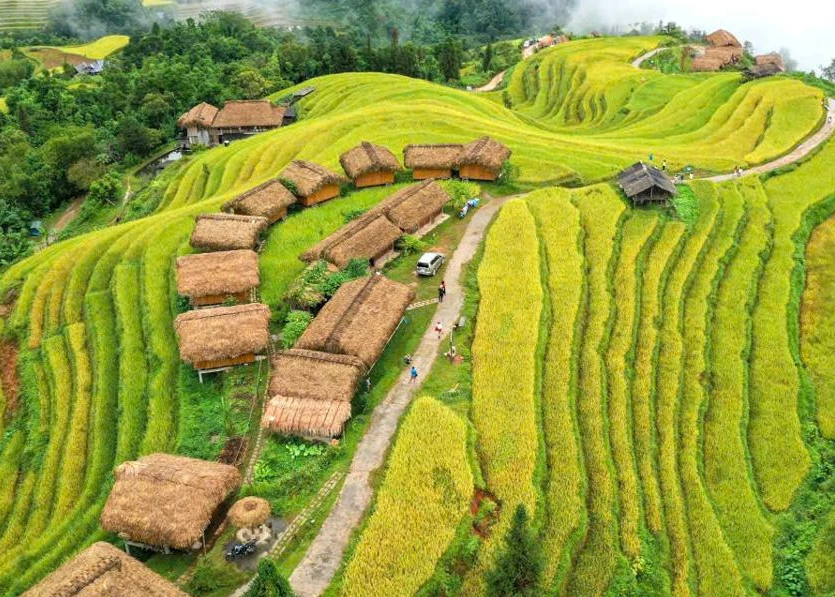 With its majestic natural landscapes and unique cultural heritage, Nam Hong Tourism Village has become an attractive destination for visitors.