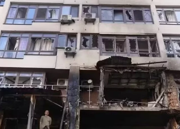 A damaged building in the Shevchenkivskyi District of Kyiv, Ukraine, on July 21, 2025. (Photo: Xinhua/VNA)