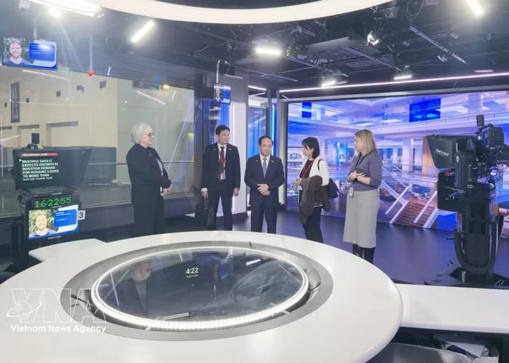 Head of the CPV Central Committee’s Commission for Publicity Trinh Van Quyet tours ABC facility (Photo: VNA)