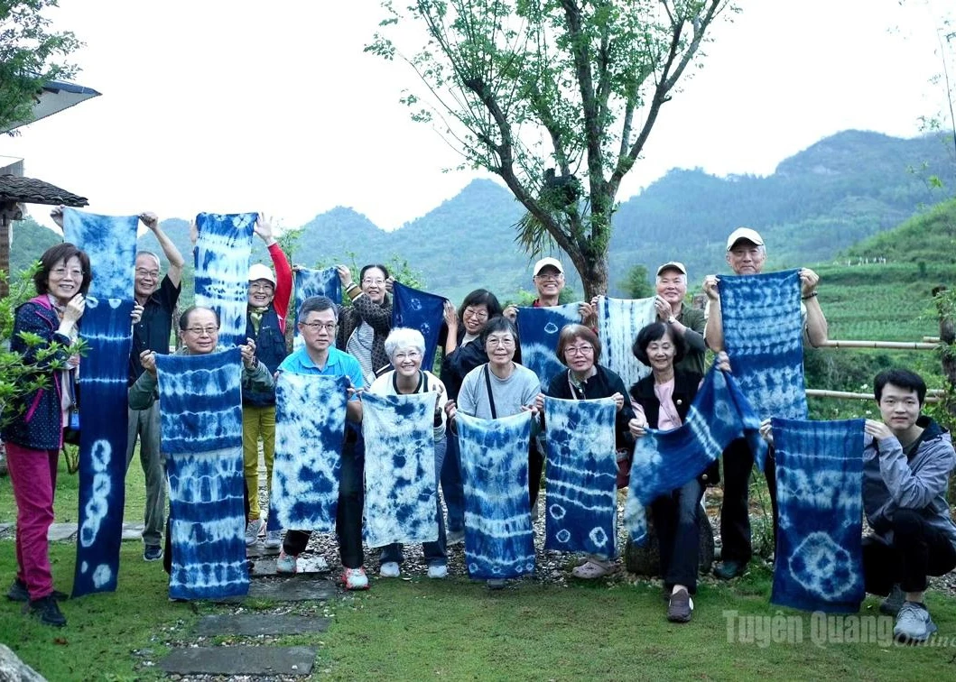 Visitors experience traditional indigo dyeing in Na Khoang Village, Quan Ba Commune.