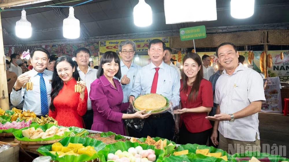 An Giang: Ng&agrave;y hội h&agrave;ng trăm loại b&aacute;nh ngon