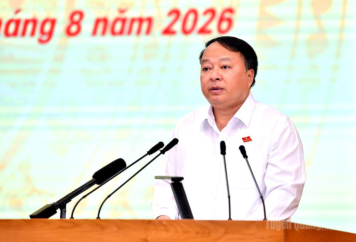 Đồng chí Chủ tịch UBND tỉnh Phan Huy Ngọc trình danh sách bầu bổ sung thành viên UBND tỉnh tại kỳ họp.