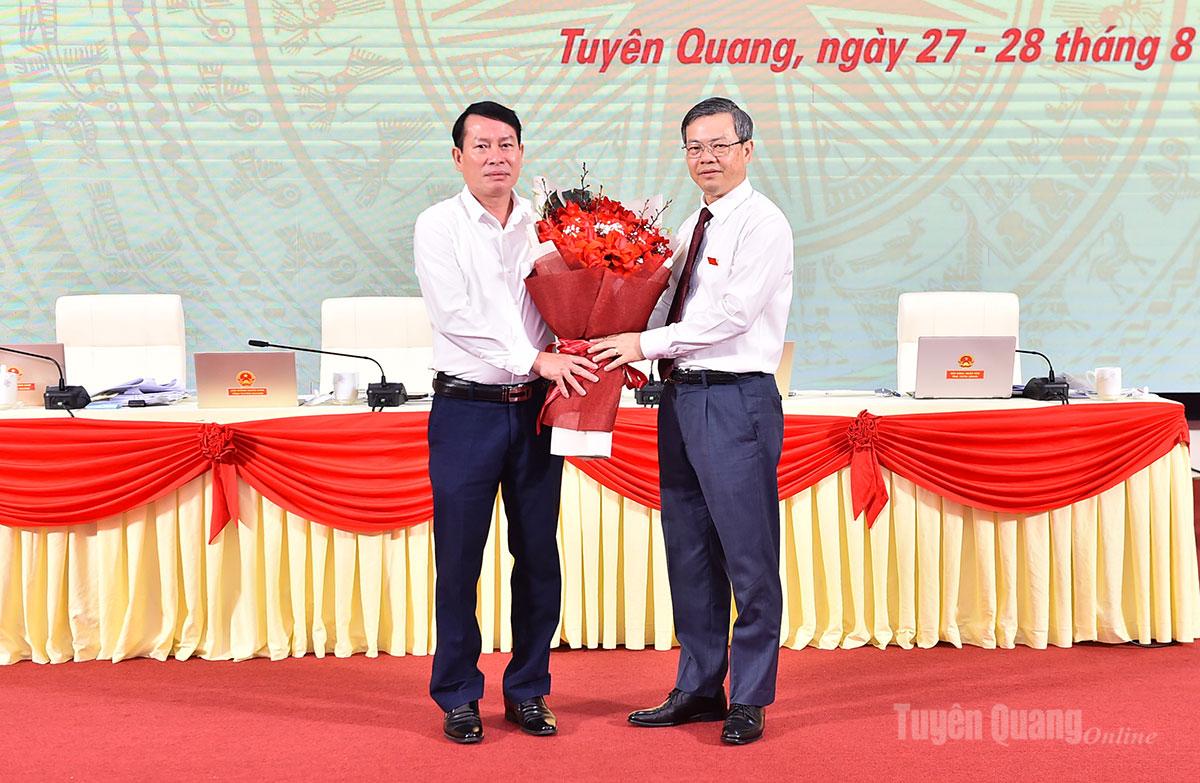 Đồng chí Chủ tịch HĐND tỉnh Nguyễn Văn Sơn tặng hoa chúc mừng đồng chí Đỗ Văn Hùng vừa được HĐND tỉnh bầu thành viên UBND tỉnh.