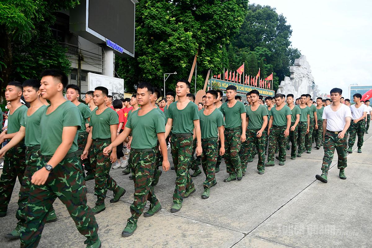Đông đảo cán bộ, chiến sĩ tham gia đi bộ, hưởng ứng chương trình.