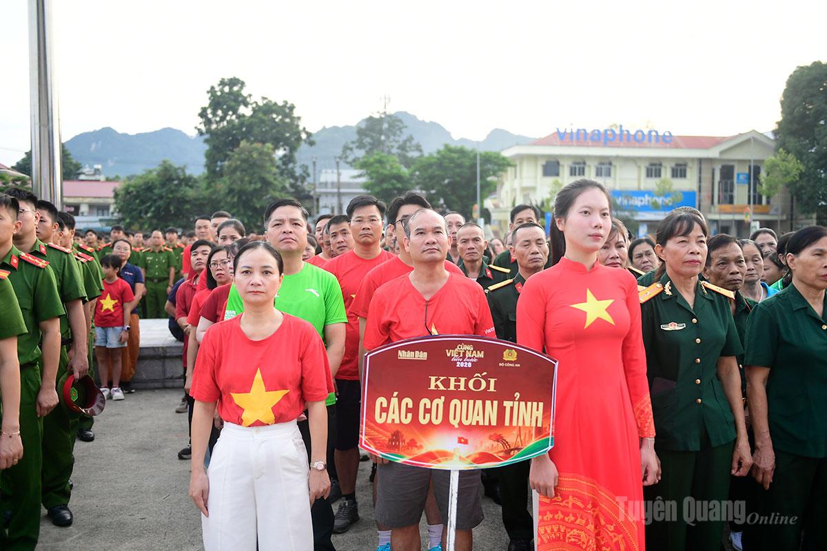 Đông đảo cán bộ, đảng viên, quần chúng nhân dân hưởng ứng, tham gia chương trình.