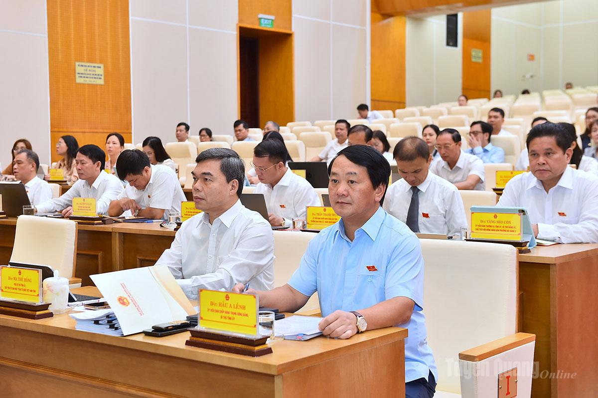 Đồng chí Bí thư Tỉnh ủy Hầu A Lềnh; đồng chí Phó Bí thư Tỉnh ủy, Chủ tịch Ủy ban MTTQ Ma Thế Hồng và các đại biểu dự kỳ họp.