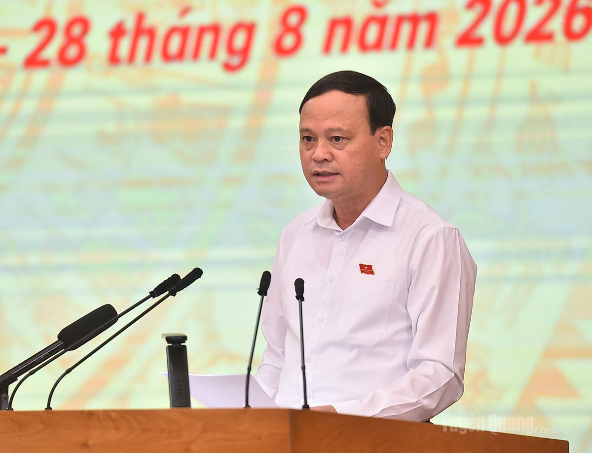 Đồng chí Nguyễn Mạnh Tuấn, Phó Chủ tịch Thường trực UBND tỉnh trình bày dự thảo nghị quyết tại kỳ họp.