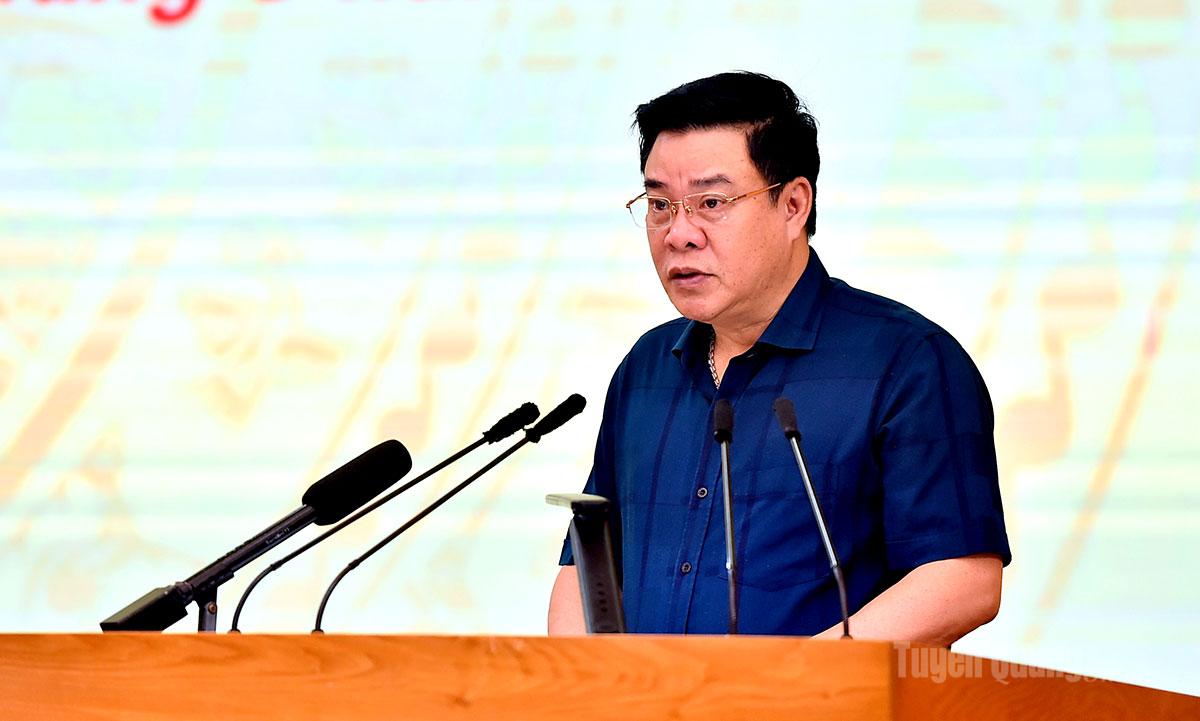 Đồng chí Hoàng Gia Long, Phó Chủ tịch UBND tỉnh trình các dự thảo nghị quyết tại kỳ họp.