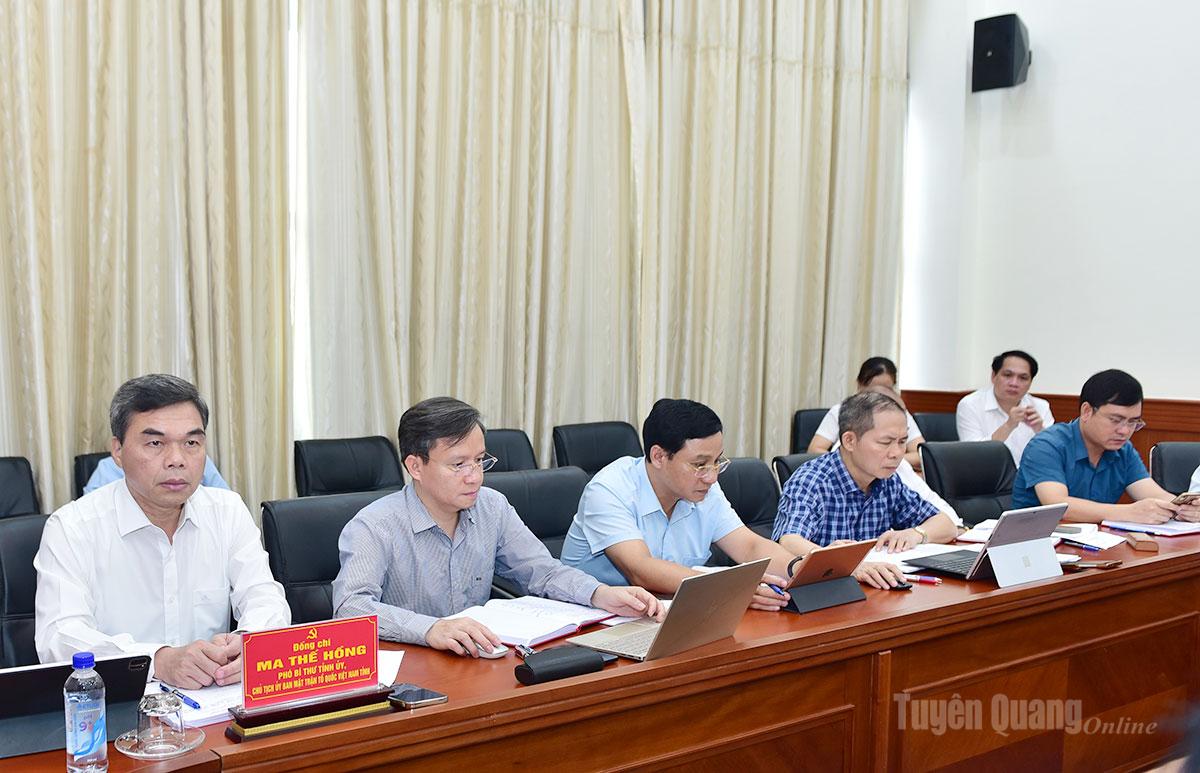 Đồng chí Ma Thế Hồng, Phó Bí thư Tỉnh uỷ, Chủ tịch Uỷ ban MTTQ Việt Nam tỉnh và các đại biểu dự thảo luận tại Tổ 4.