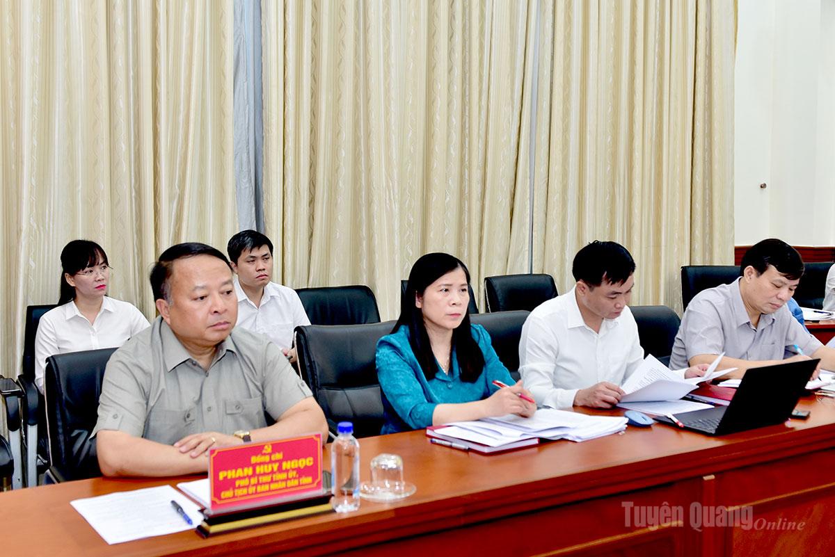Đồng chí Phan Huy Ngọc, Phó Bí thư Tỉnh uỷ, Chủ tịch UBND tỉnh và các đại biểu dự thảo luận tại Tổ 3.
