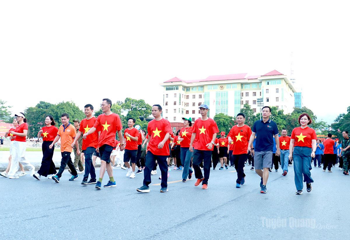 Đông đảo cán bộ, đảng viên và Nhân dân trên địa bàn phường Hà Giang 1 và phường Hà Giang 2 tham gia đi bộ.