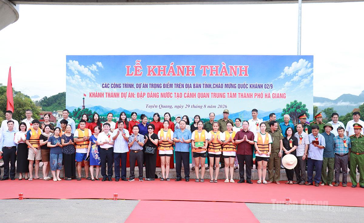 Chủ tịch UBND tỉnh Phan Huy Ngọc tặng quà cho các đoàn tham gia biểu diễn chèo thuyền Kayak trên sông Lô.