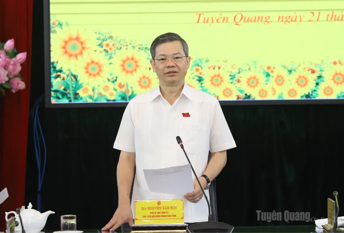 Đồng chí Phó Bí thư Tỉnh ủy, Chủ tịch HĐND tỉnh Nguyễn Văn Sơn chủ trì phiên họp.