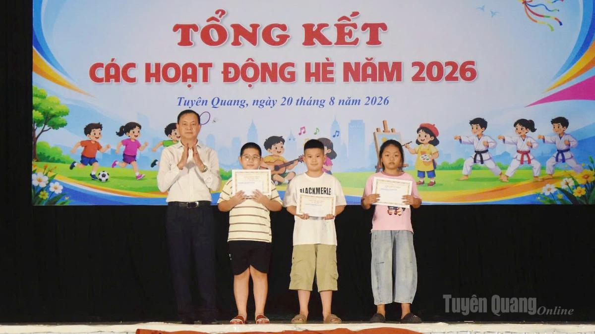 Ban tổ chức khen thưởng các học sinh đoạt Giải cờ vua thiếu niên nhi đồng.