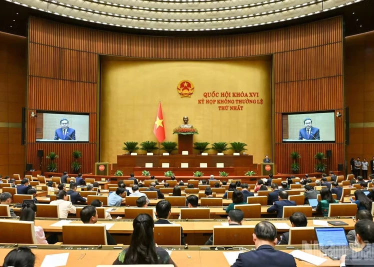 A plenary discussion of the 16th National Assemblys first extraordinary session (Photo: NDO)