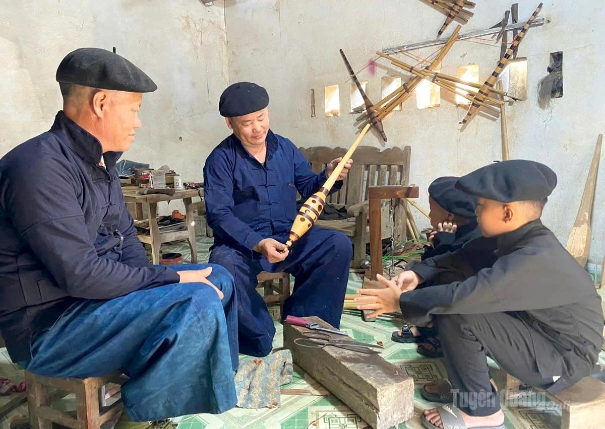 Meritorious artisan Mua Mi Nam (center) teaches young people how to make Hmong khen instruments.