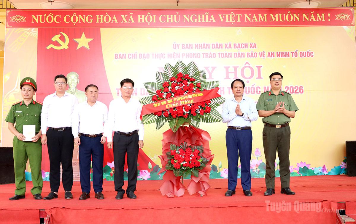 Thay mặt lãnh đạo tỉnh, Đồng chí Vân Đình Thảo, Uỷ viên Ban Thường vụ Tỉnh uỷ, Trưởng Ban Quản lý các khu công nghiệp và khu kinh tế tỉnh tặng hoa chúc mừng xã Bạch Xa.