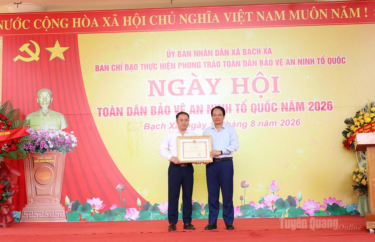 Thừa ủy quyền của Bộ Công an, đồng chí Vân Đình Thảo, Ủy viên Ban Thường vụ Tỉnh ủy, Trưởng Ban Quản lý các khu công nghiệp và khu kinh tế tỉnh trao Bằng khen cho cá nhân có thành tích xuất sắc trong phong trào Toàn dân bảo vệ an ninh Tổ quốc tại xã Bạch Xa.
