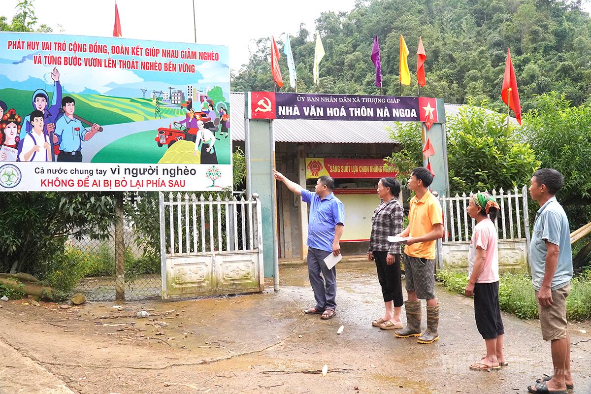 Người dân dễ dàng theo dõi nội dung tuyên truyền trên pa nô được lắp đặt tại địa điểm công cộng.