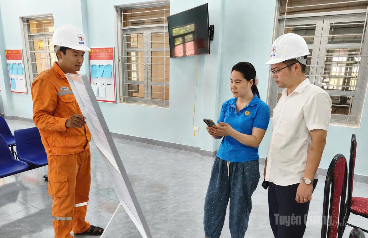 Cán bộ Điện lực Sơn Dương hướng dẫn người dân tiếp cận các dịch vụ trên nền tảng số.