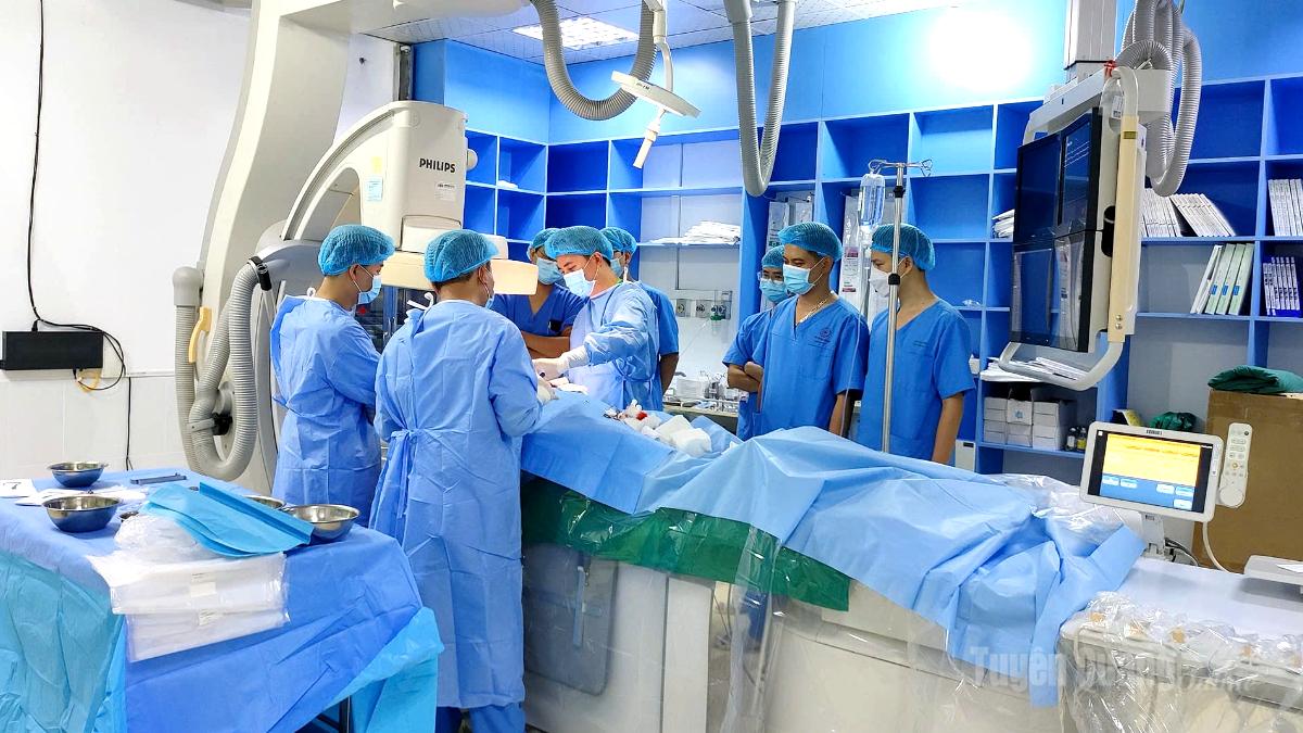 Một ca can thiệp tim mạch tại Bệnh viện Đa khoa tỉnh Tuyên Quang.