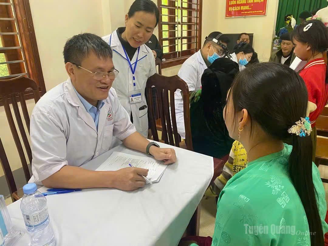 Thầy thuốc Ưu tú, Tiến sĩ, Bác sĩ Nguyễn Hưng Đạo, Bí thư Đảng ủy, Giám đốc Bệnh viện Đa khoa tỉnh Tuyên Quang, thăm khám sức khoẻ cho người dân trên địa bàn xã Sà Phìn.