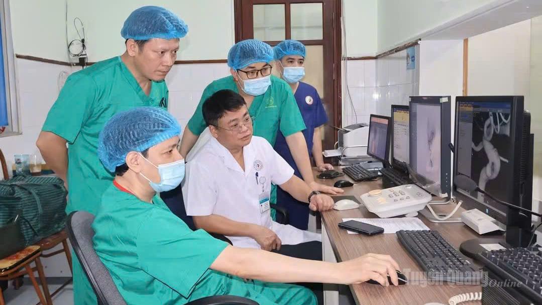 Chuyên gia Bệnh viện Bạch Mai chuyển giao kỹ thuật chụp và nút phình động mạch não trên hệ thống số hoá nền tại Bệnh viện Đa khoa tỉnh Tuyên Quang.