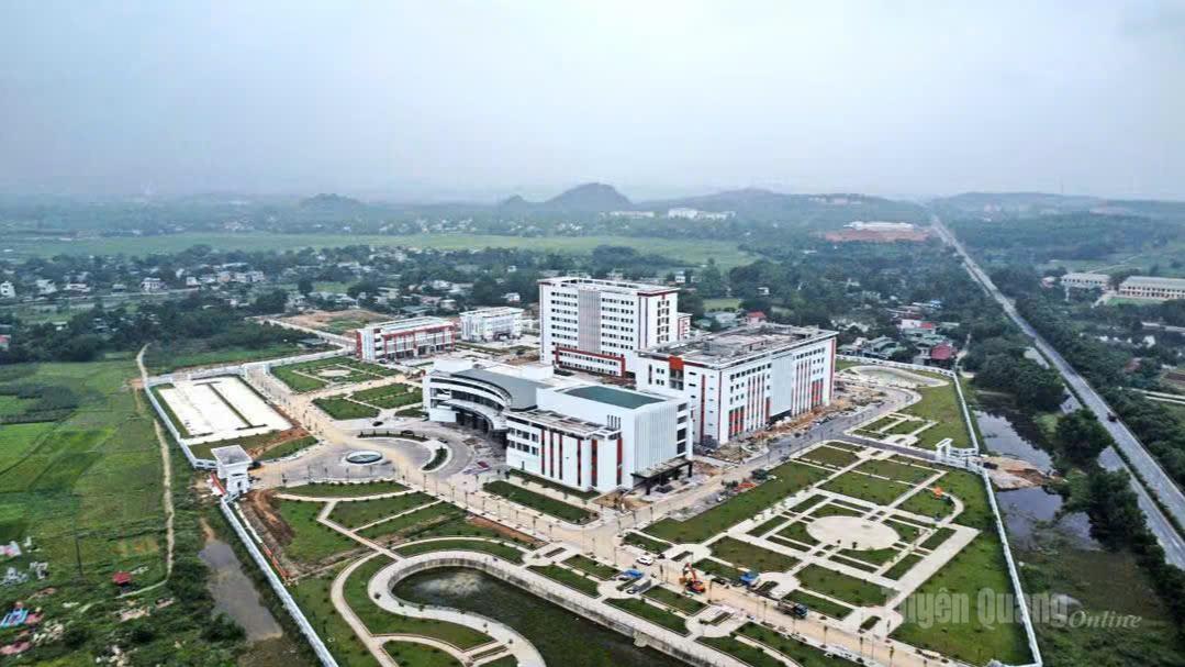 Toàn cảnh Bệnh viện Đa khoa tỉnh Tuyên Quang đang xây dựng.