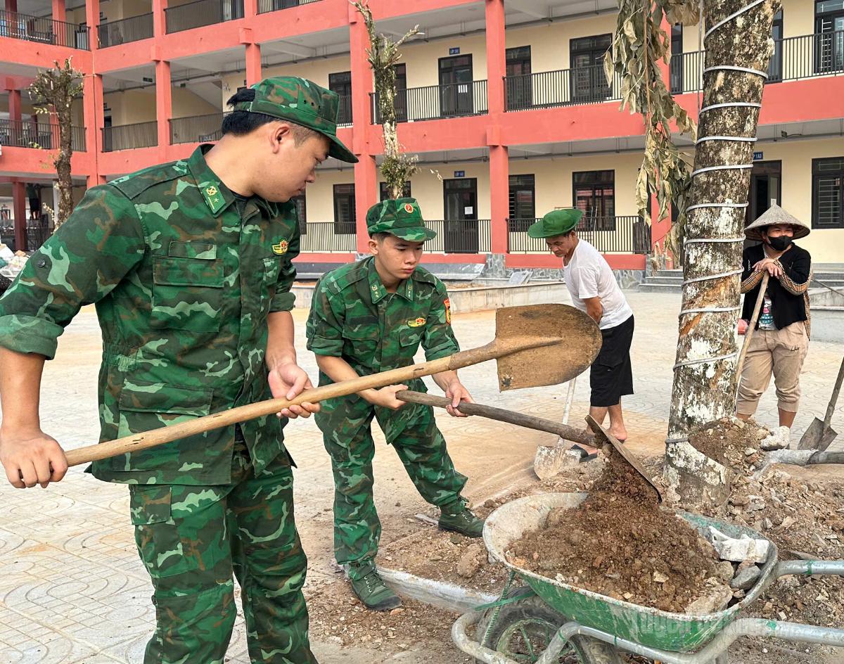 Cán bộ, chiến sĩ Đồn Biên phòng Cửa khẩu quốc tế Thanh Thủy chỉnh trang khuôn viên Trường Phổ thông nội trú liên cấp Tiểu học và THCS Thanh Thủy.