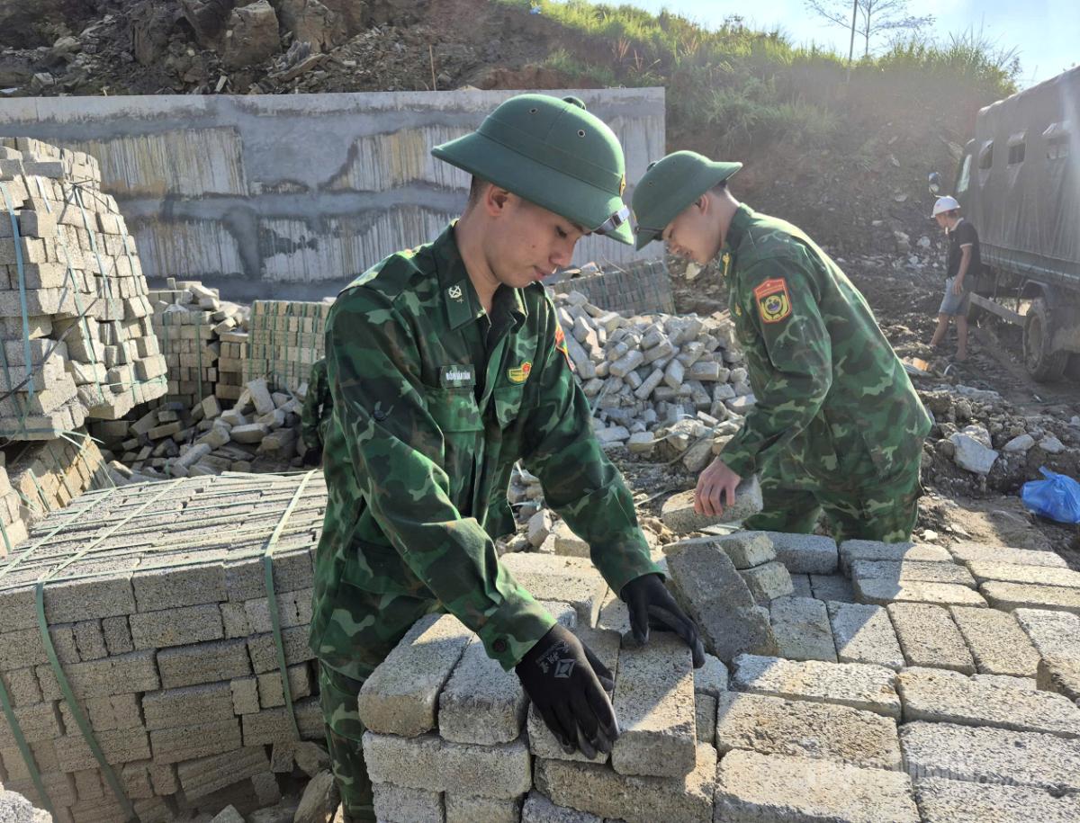 Những người lính quân hàm xanh tham gia vận chuyển vật liệu.