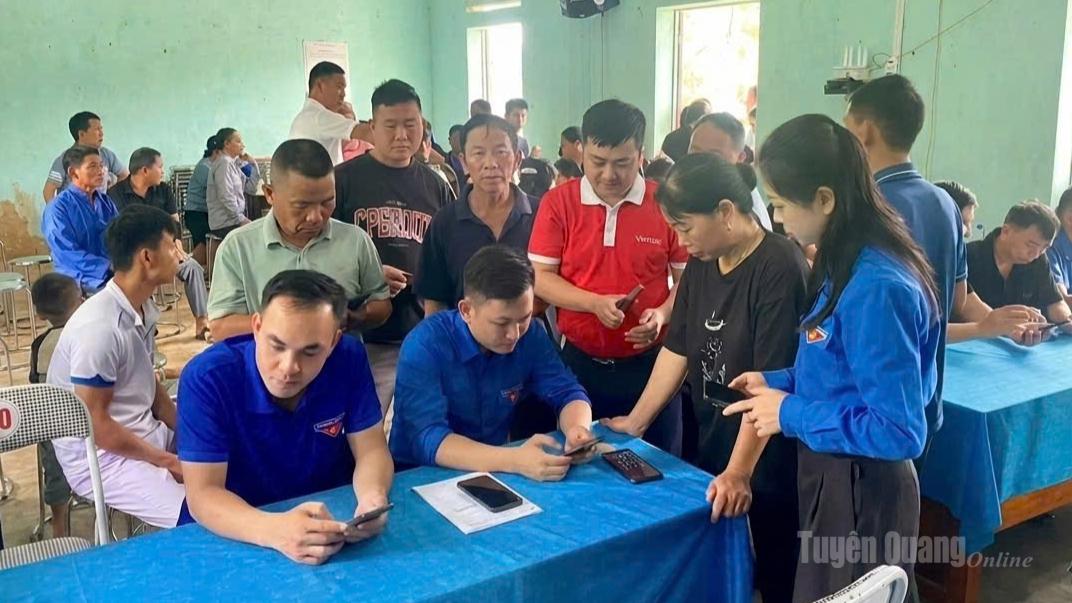 Đoàn viên, thanh niên xã Bắc Quang hướng dẫn người dân thôn Minh Lập sử dụng các tiện ích số trên máy điện thoại.