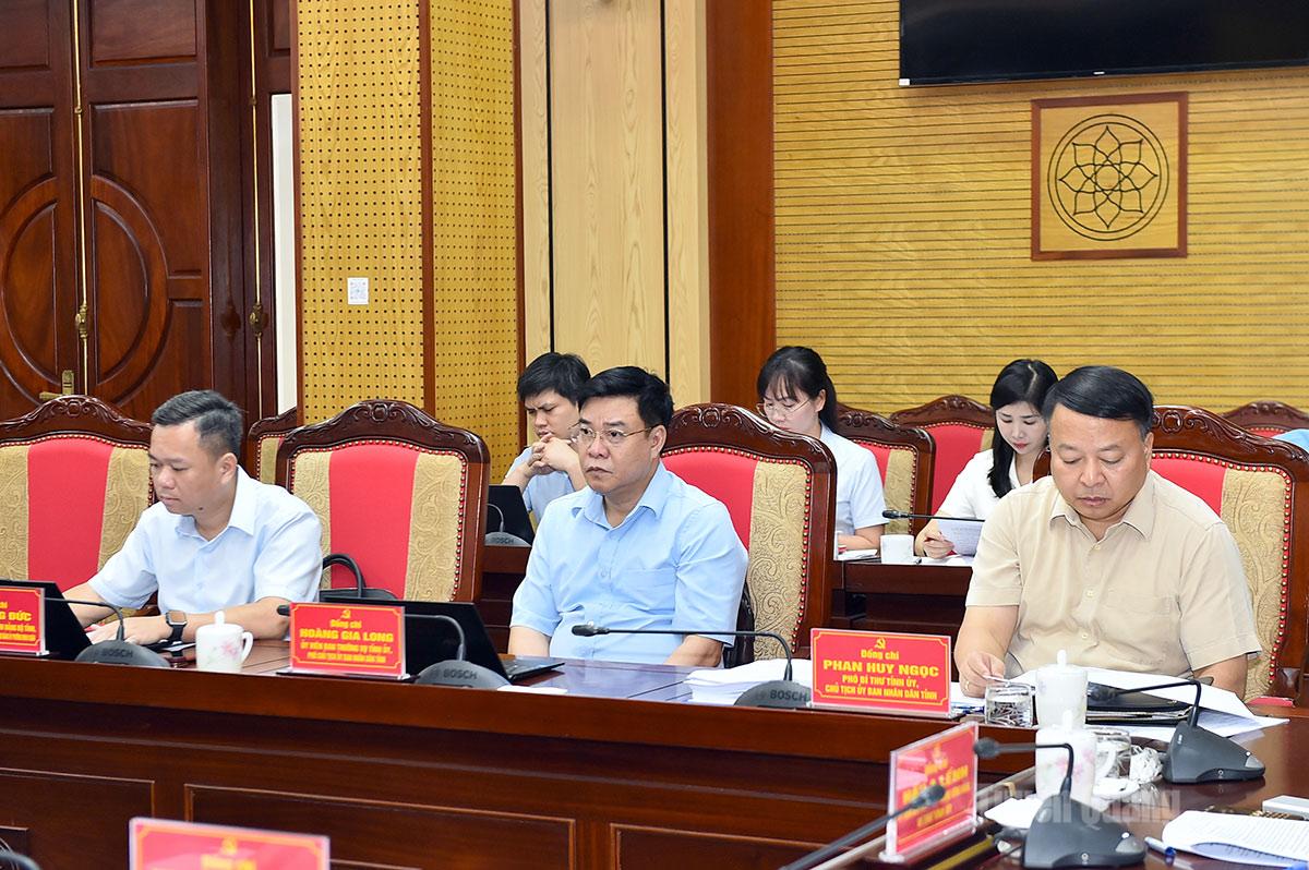 Đồng chí Phó Bí thư Tỉnh ủy, Chủ tịch UBND tỉnh và các đồng chí lãnh đạo UBND tỉnh dự họp.