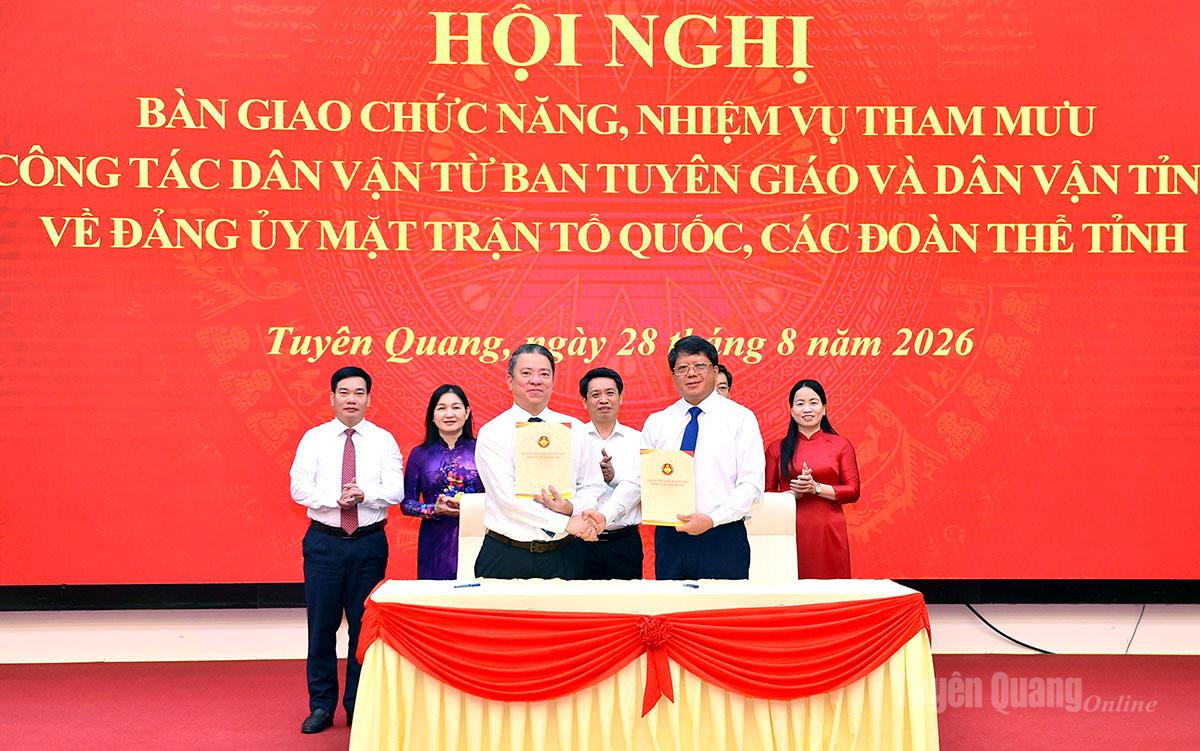 Các đồng chí lãnh đạo Ban Tuyên giáo và Dân vận Tỉnh ủy và Ủy ban MTTQ tỉnh ký kết bàn giao nhiệm vụ.