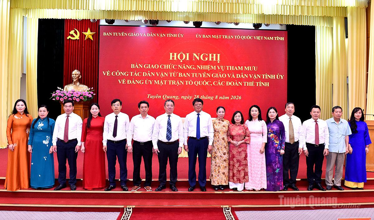 Các đồng chí lãnh đạo Ban Tuyên giáo và Dân vận Tỉnh ủy, Ủy ban MTTQ tỉnh chụp ảnh chung tại hội nghị.