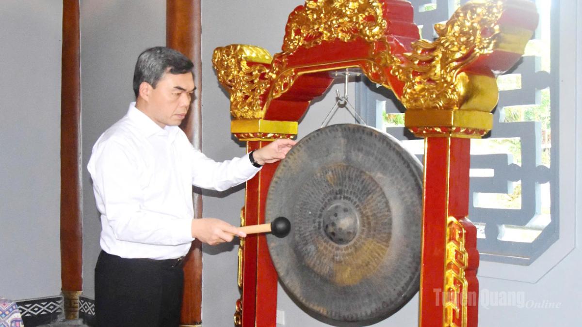 Đồng chí Ma Thế Hồng, Phó Bí thư Tỉnh ủy, Chủ tịch Ủy ban MTTQ Việt Nam tỉnh thỉnh chiêng, nghi thức dâng hương tại Nhà tưởng niệm Chủ tịch Tôn Đức Thắng.