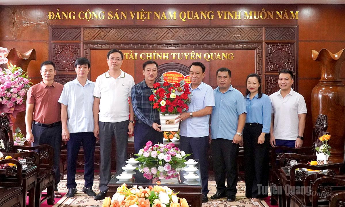 Lãnh đạo Báo và phát thanh, truyền hình Tuyên Quang chúc mừng Sở Tài chính.