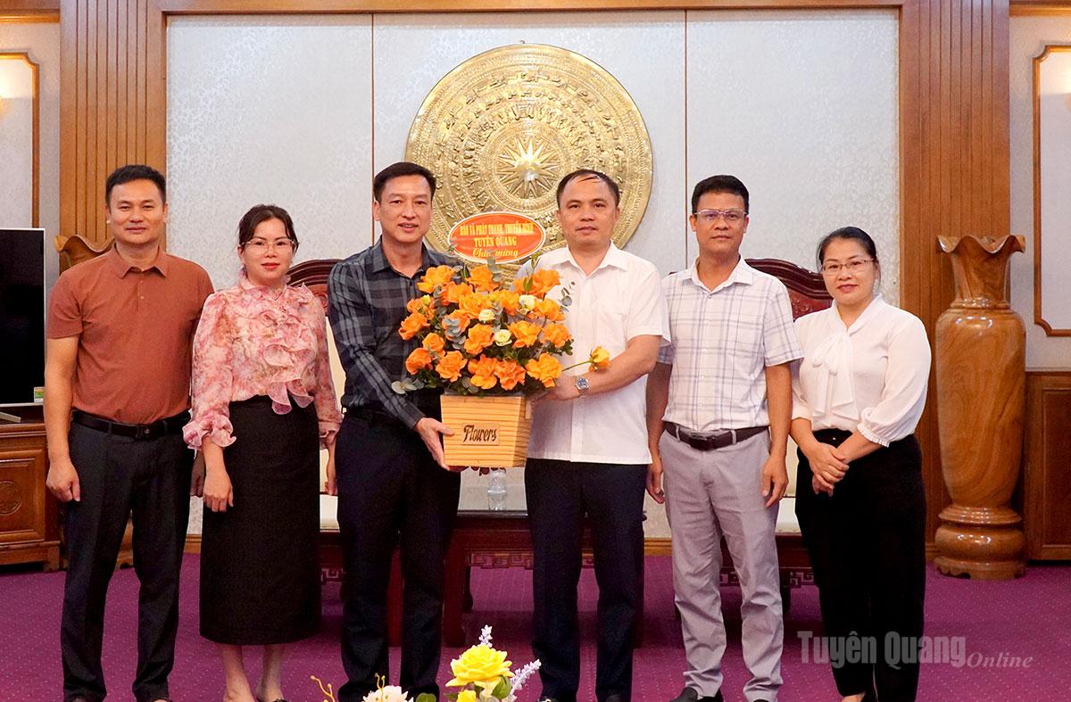 Báo và phát thanh, truyền hình Tuyên Quang tặng hoa chúc mừng Văn phòng UBND tỉnh nhân Ngày kỷ niệm truyền thống của ngành.