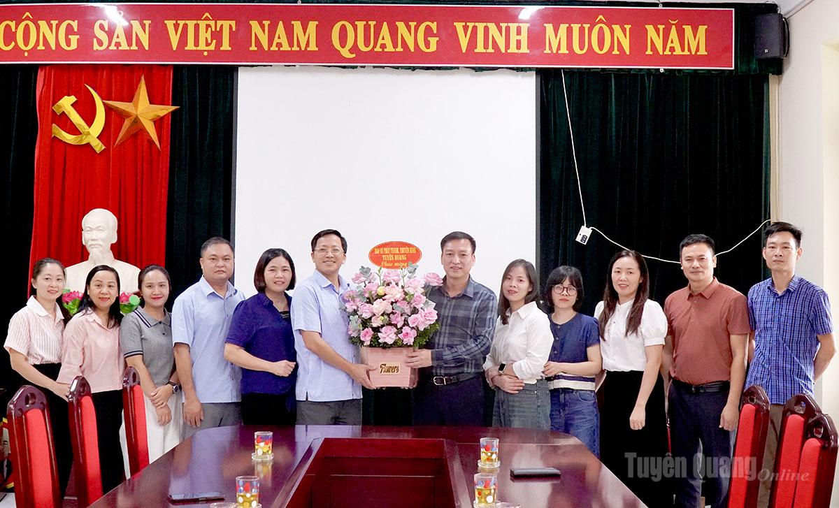 Báo và phát thanh, truyền hình Tuyên Quang chúc mừng Sở Nội vụ nhân Ngày truyền thống ngành.