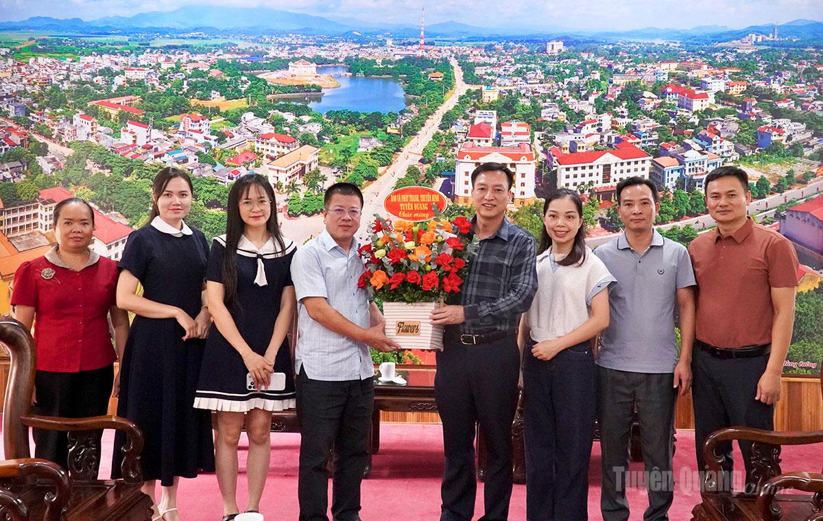 Báo và phát thanh, truyền hình Tuyên Quang tặng hoa chúc mừng Sở Ngoại vụ nhân Ngày truyền thống ngành.